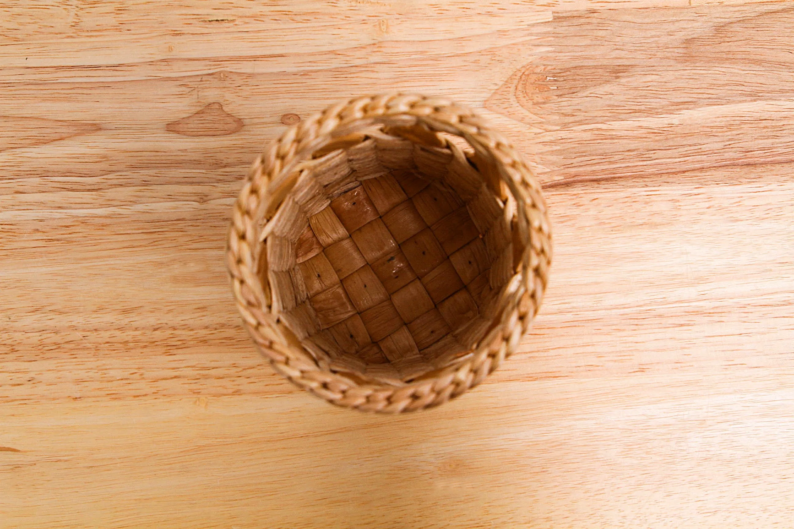 Natural straw wicker mini container (width-tall)