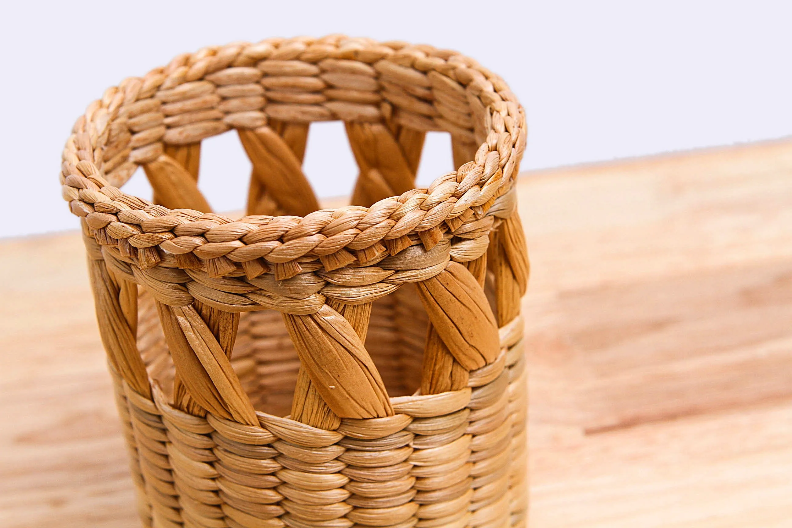 Natural straw wicker mini container (width-tall)